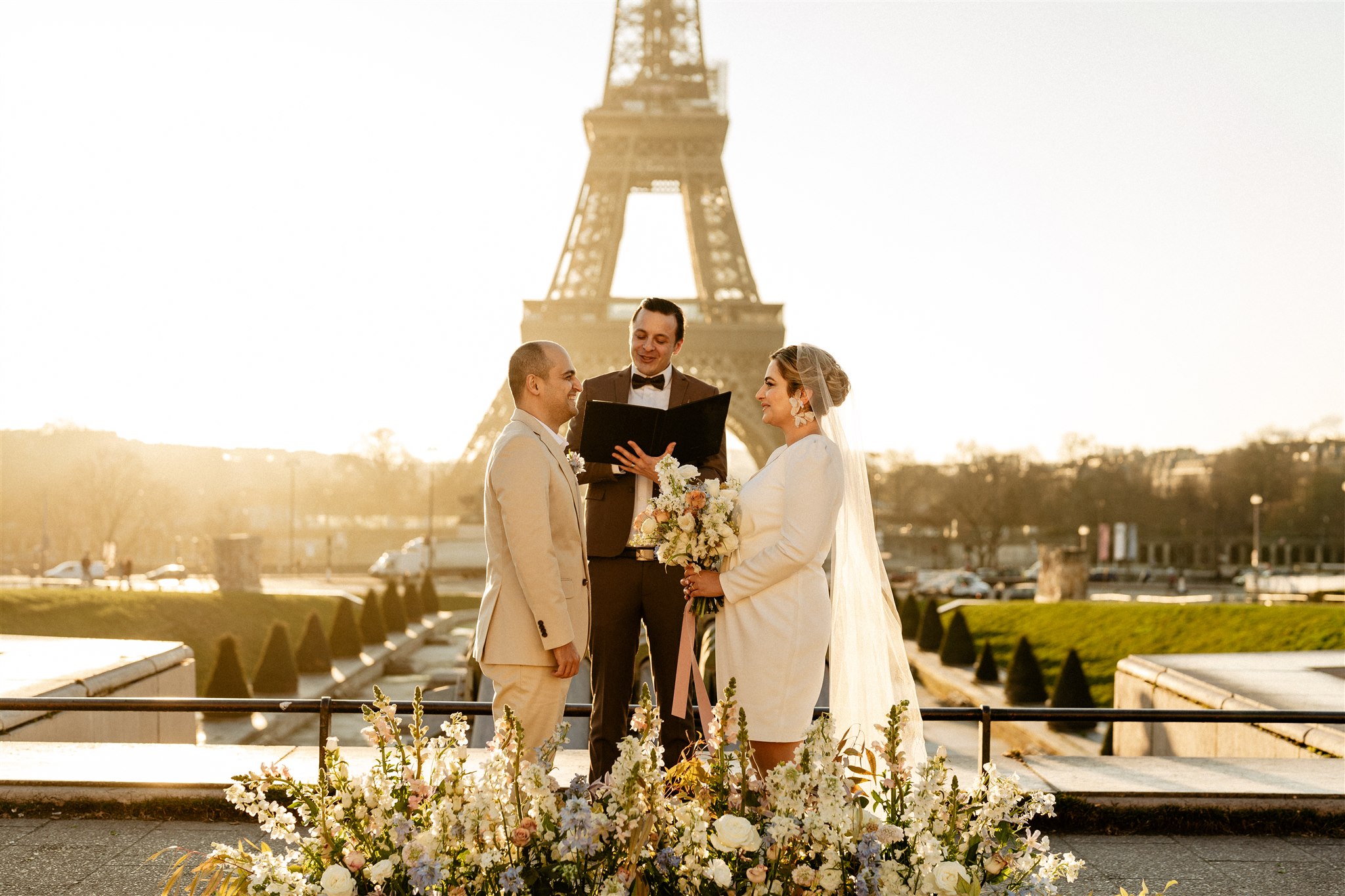 paris wedding elopement ceremony in Trocadero Eiffel Tower, by the Paris Officiant