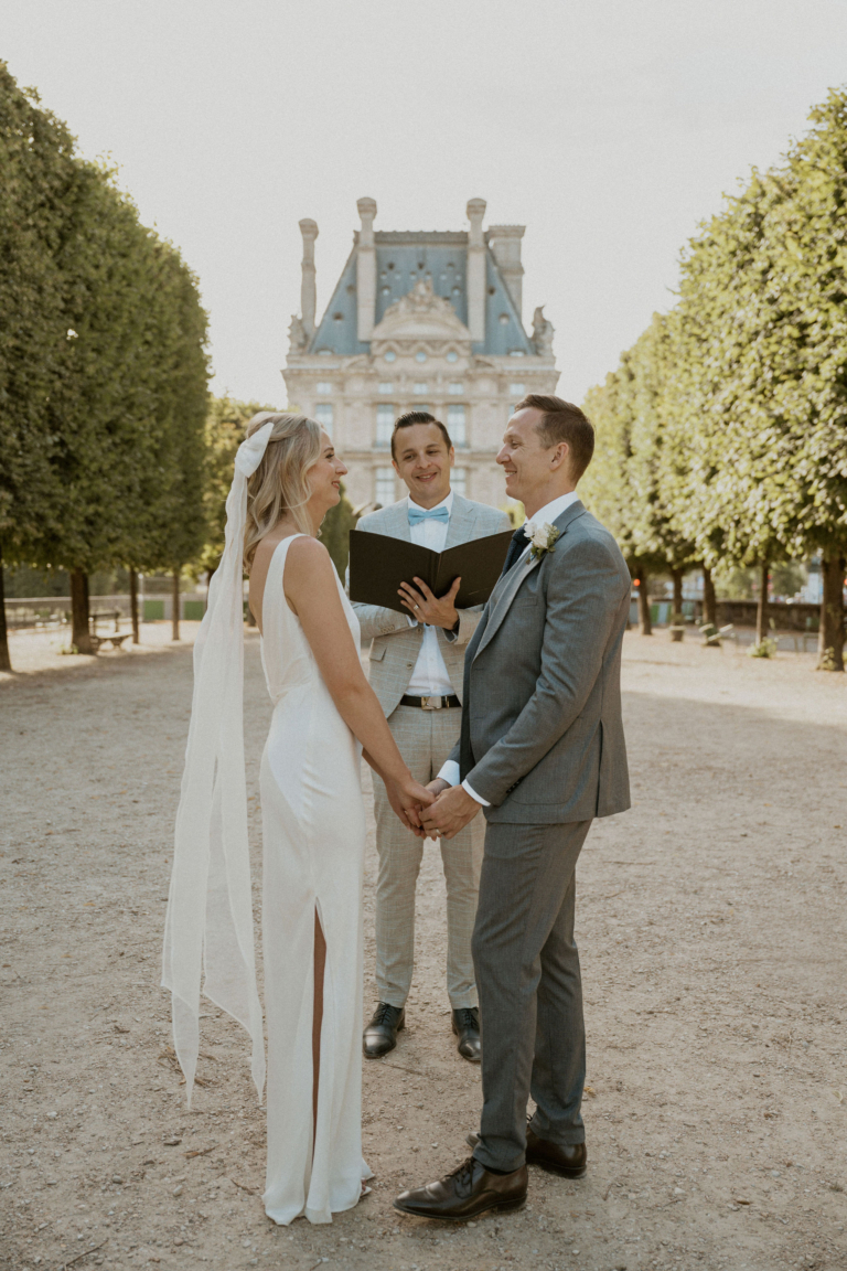 paris officiant celebrating a bespoker ceremony for a elopement couple at the tuileries gardens