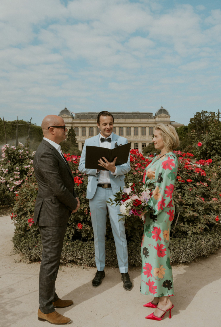 paris officiant celebrant bespoke ceremony in Paris at the jardin des plantes