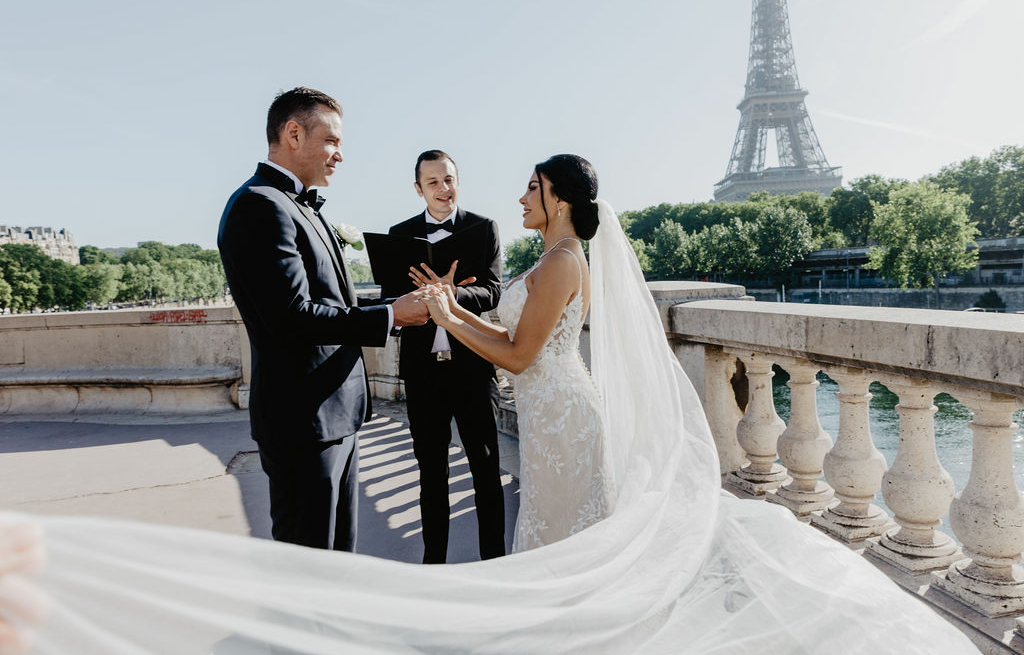 Can you get married at the Eiffel Tower ?