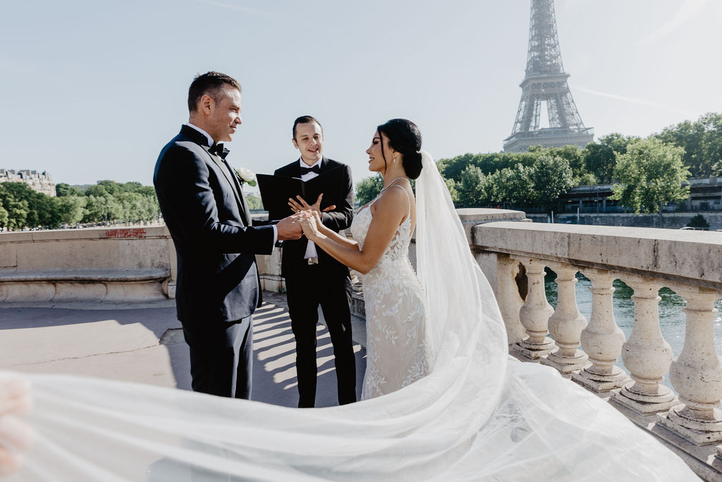 Can you get married at the Eiffel Tower ?