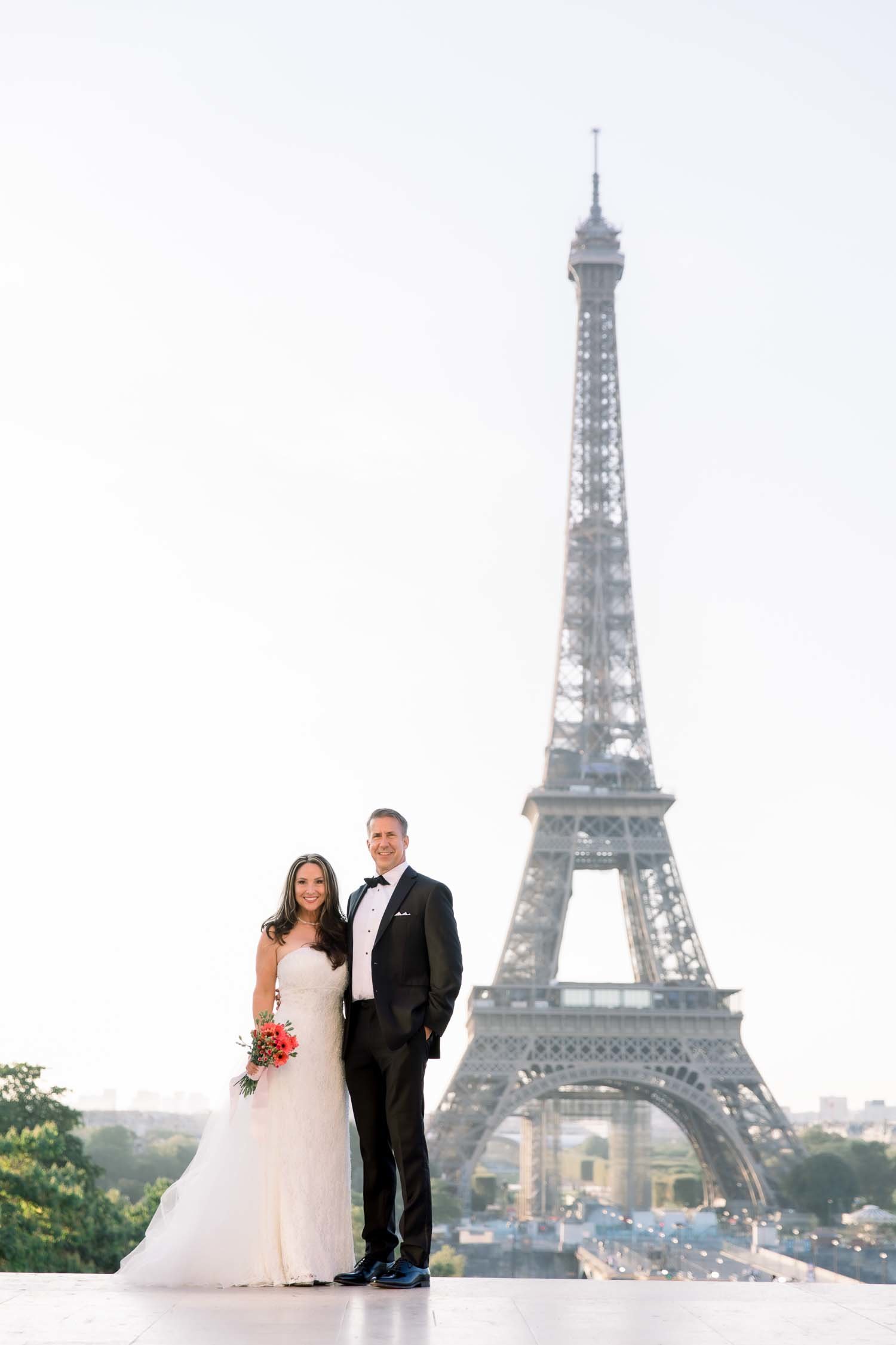 paris wedding couple in front of the eiffel tower