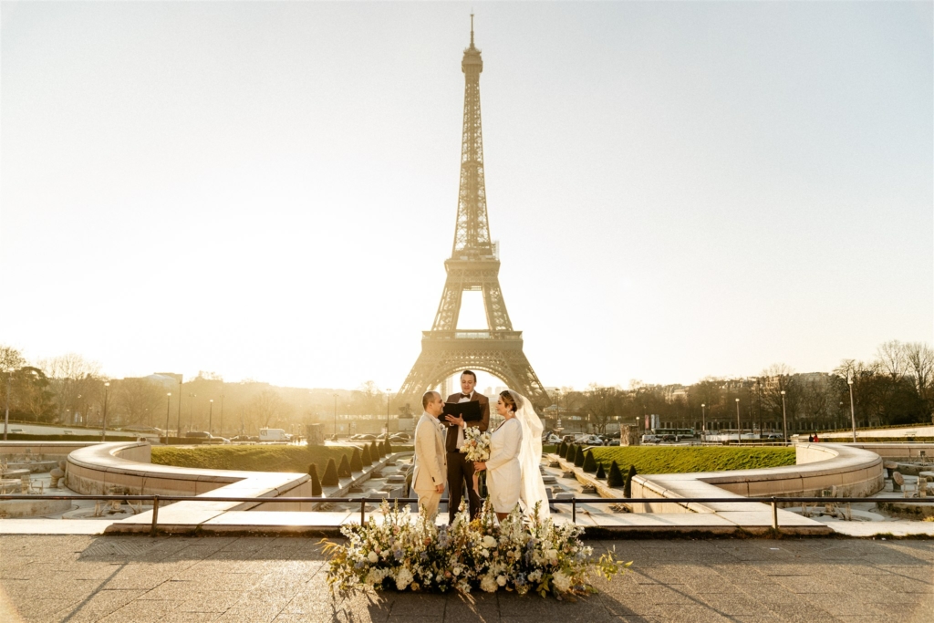 Paris elopement wedding at sunsert to avoid crowds 